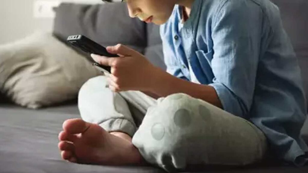 uzun sure tablet ve telefona bakmak akademik basariyi cok dusuruyor bOEphQ9f