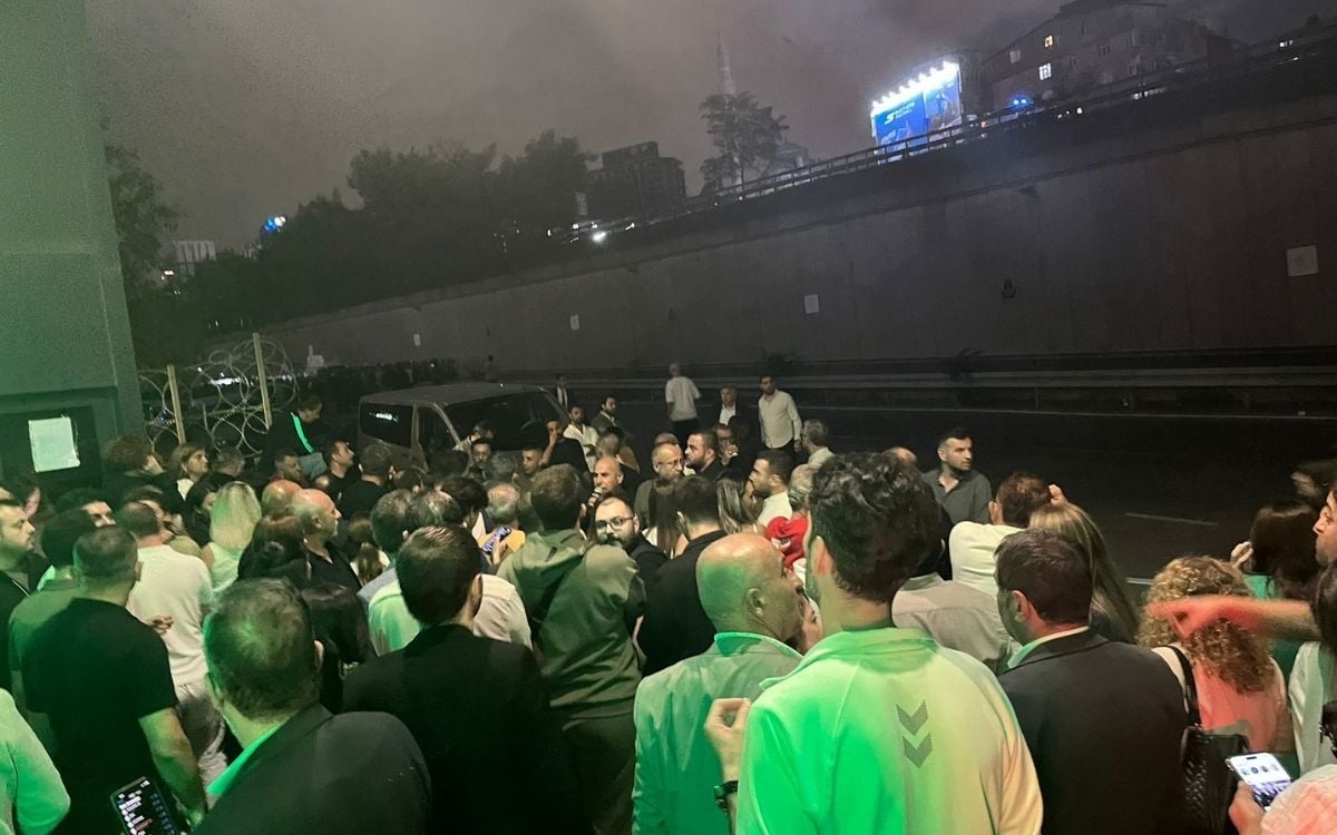 vatandaslar polis barikatini devirdi chp istanbul il binasina kosarak ulastilar 0 82eYBdA3
