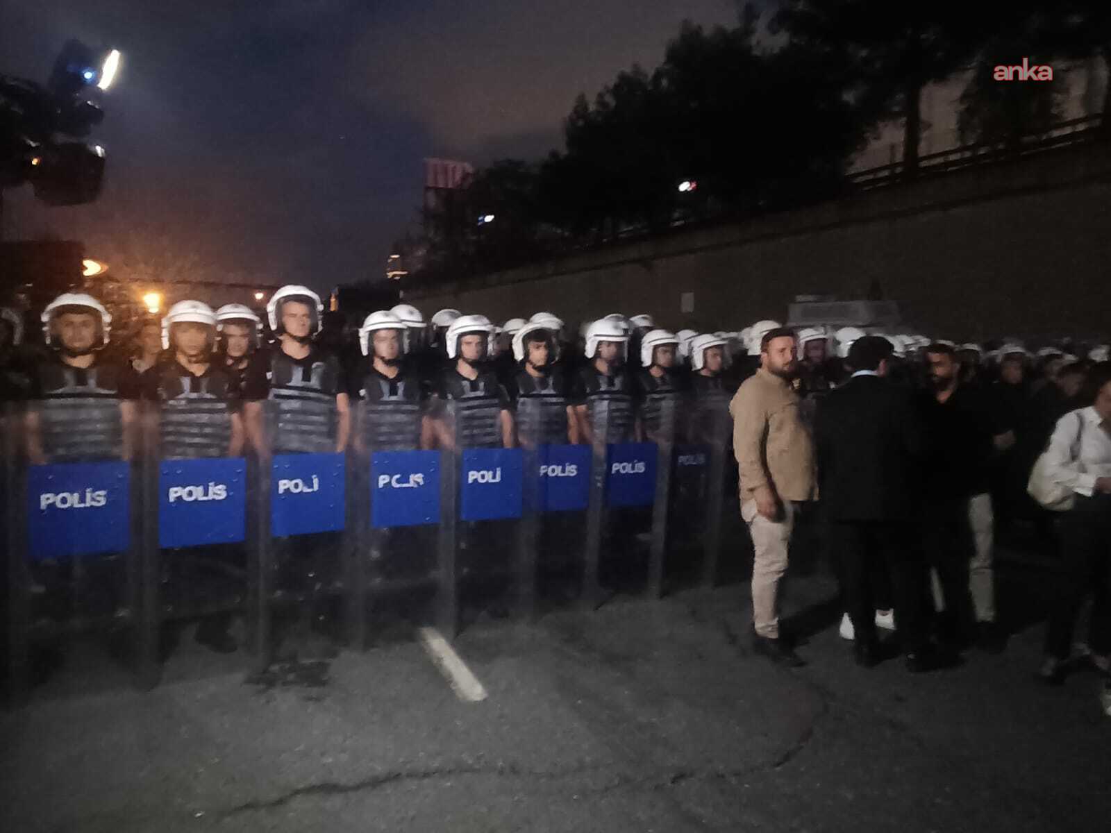 vatandaslar polis barikatini devirdi chp istanbul il binasina kosarak ulastilar 1 3k16SCTR