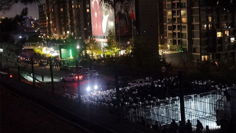 vatandaslar polis barikatini devirdi chp istanbul il binasina kosarak ulastilar 2 MjwYL7KT