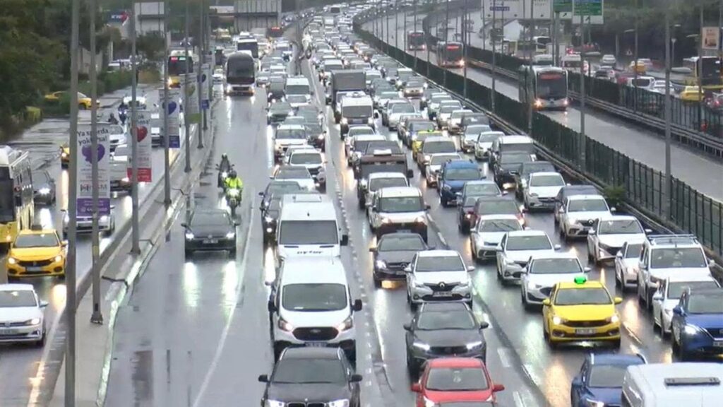 yagmur istanbul trafigini felc etti bazi yollar tamamen kilitlendi 3gixRiWK