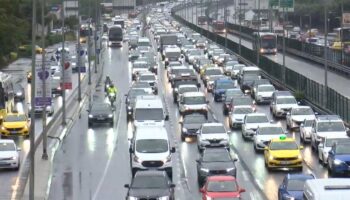yagmur istanbul trafigini felc etti bazi yollar tamamen kilitlendi 3gixRiWK