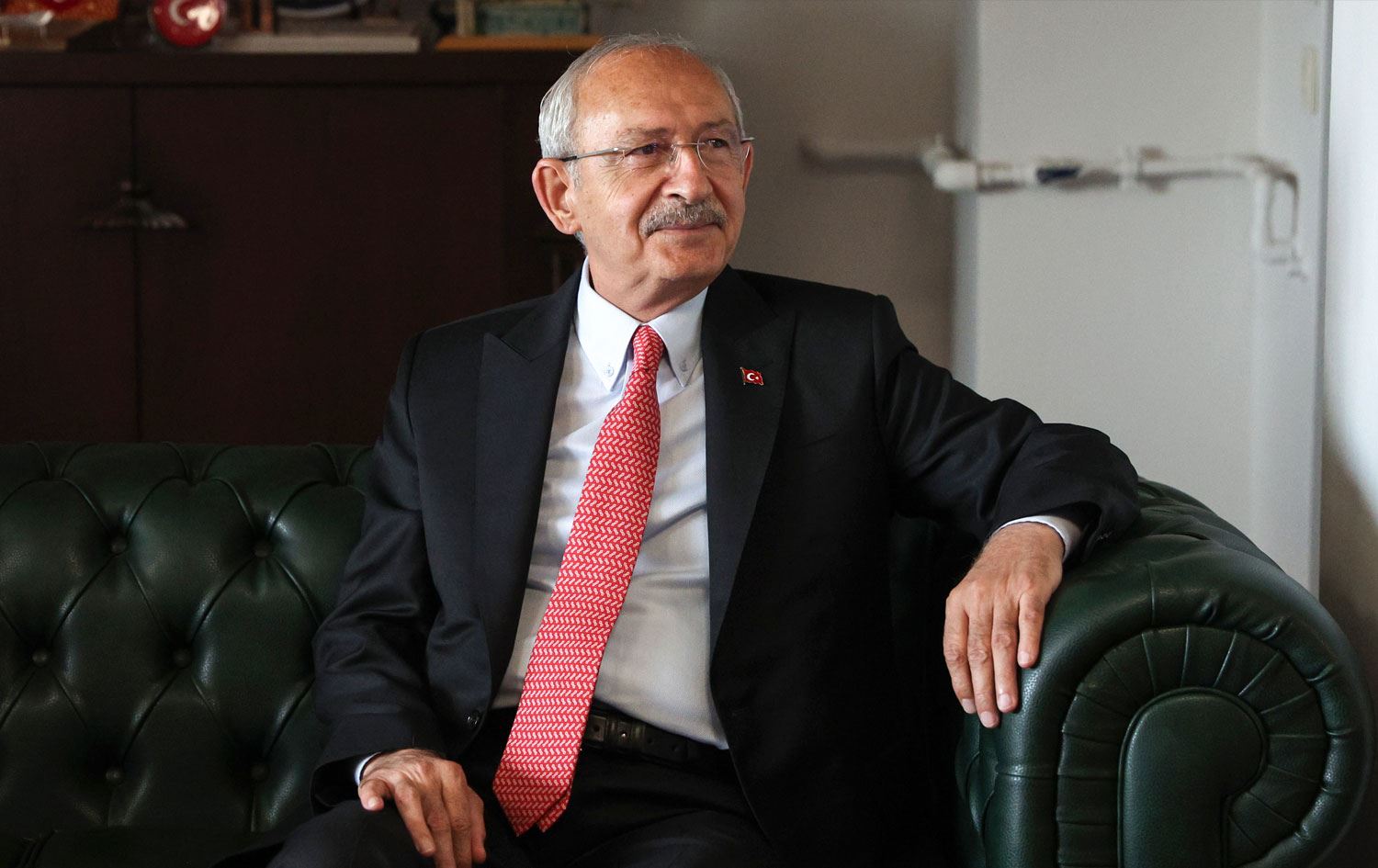 yandas yazar unlu siyasetciyi duvardan duvara vurdu deprem benzetmesi soke etti 0 gukAfIwN