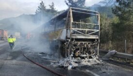 adanada seyir halindeki yolcu otobusu cayir cayir yandi aap7gu75