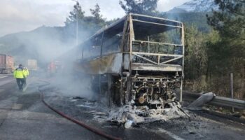 adanada seyir halindeki yolcu otobusu cayir cayir yandi aap7gu75