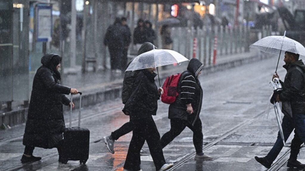 akom istanbulu saat vererek uyardi kuvvetli yagis ve ruzgara dikkat cpHGQJQE