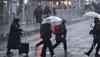 akom istanbulu saat vererek uyardi kuvvetli yagis ve ruzgara dikkat cpHGQJQE