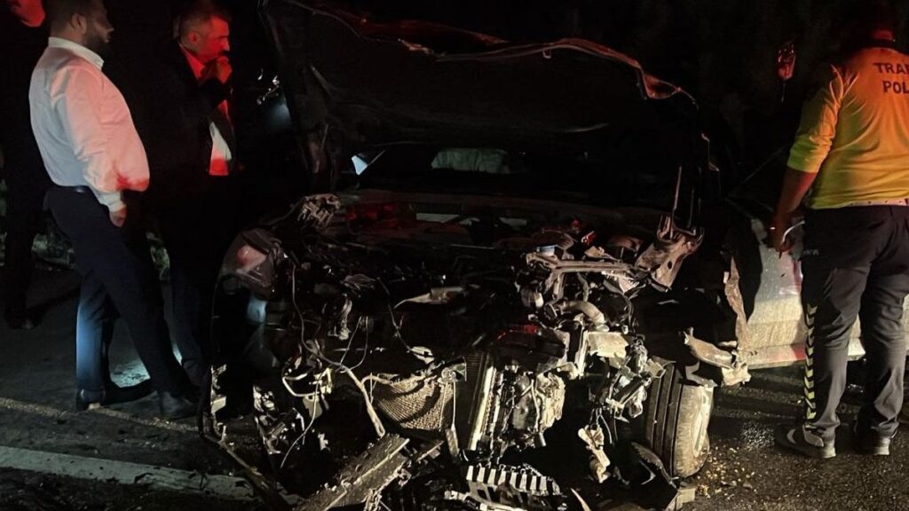 akpli vekil ve il baskani trafik kazasi gecirdi olu ve yaralilar var XdEmz2ST