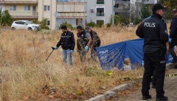 aracindan inip oturdugu bankta intihar etti liafG9FL