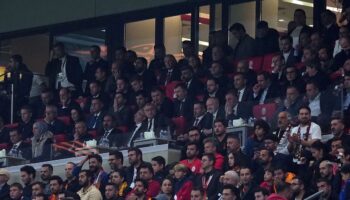 bakan bak galatasaray liverpool macini takip etti n1EFdNaD