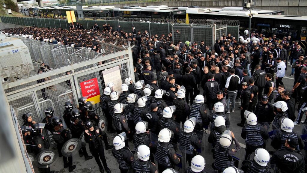 besiktas taraftari stadyuma geldi pKf3g5xW