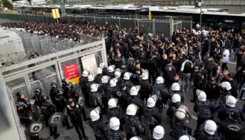 besiktas taraftari stadyuma geldi pKf3g5xW