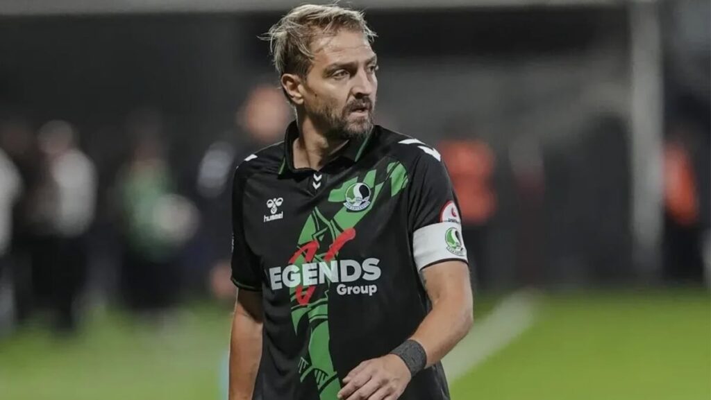 caner erkinin bu kez yuzu guldu 8gPb28Sk
