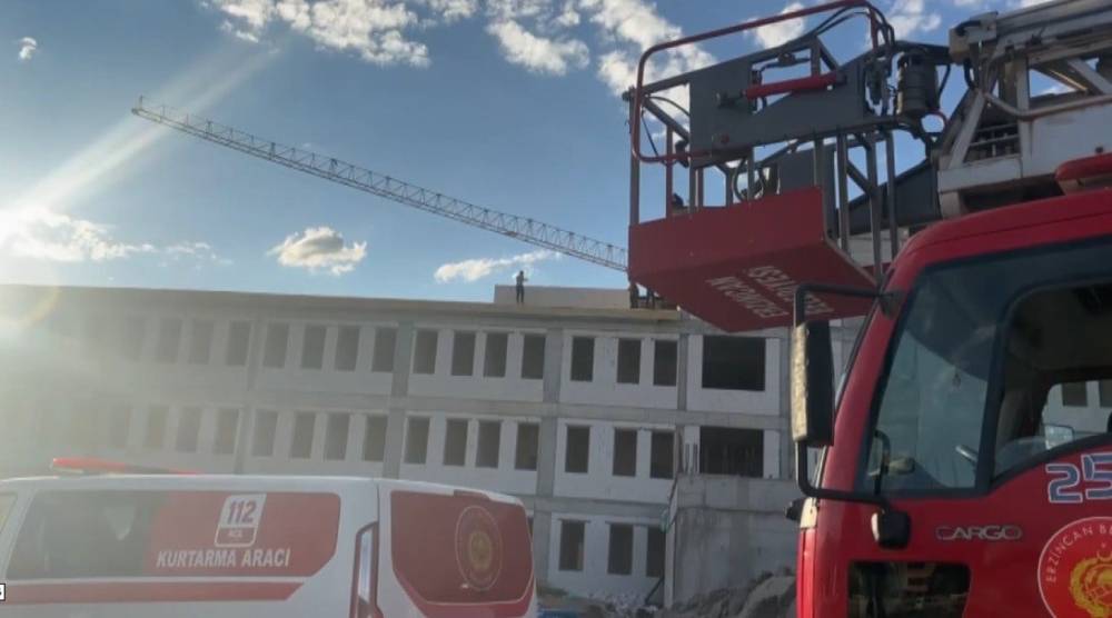 Çatıda isyan İşçiler ‘atlayacağız’ dedi! Polis ve itfaiye seferber oldu 2 catida isyan isciler atlayacagiz dedi polis ve itfaiye seferber oldu 1 6dB9PwsP