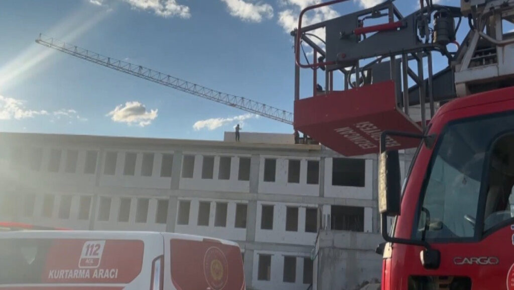 catida isyan isciler atlayacagiz dedi polis ve itfaiye seferber oldu ayMtjCCq