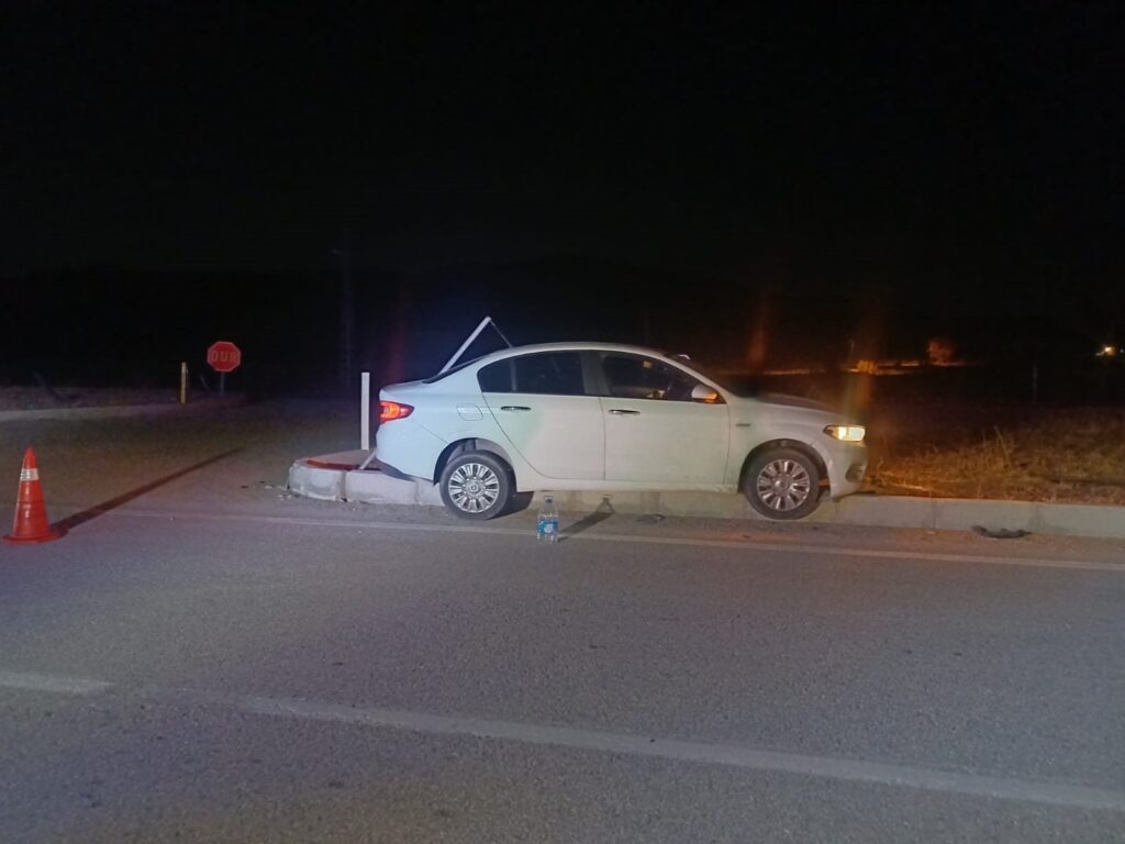 corumda otomobil refuje carpti aractakiler hafif siyriklarla kurtuldu XaP1ucNB