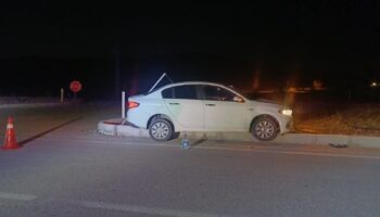 corumda otomobil refuje carpti aractakiler hafif siyriklarla kurtuldu XaP1ucNB