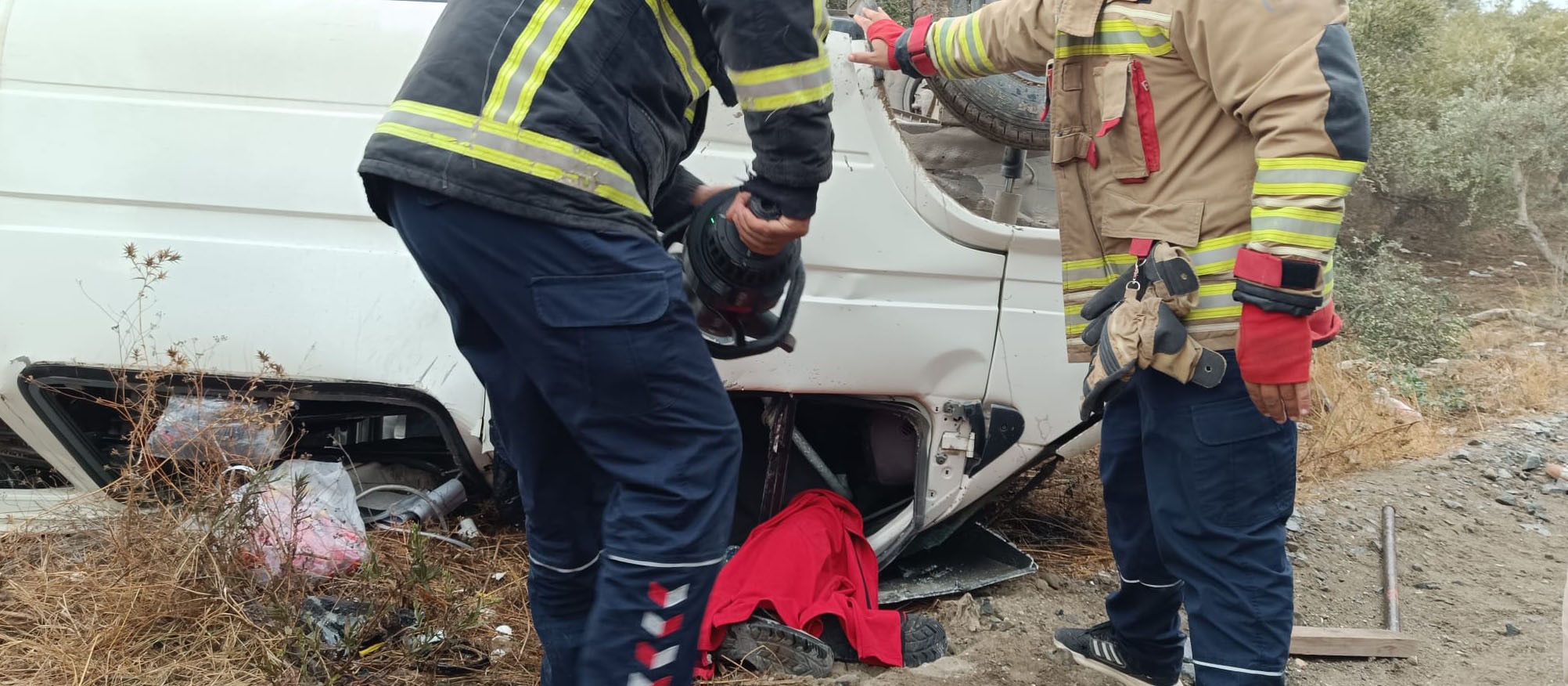 direge carpan minibus ters dondu kurtarmak icin zamanla yaristilar 1 brsjUL2D