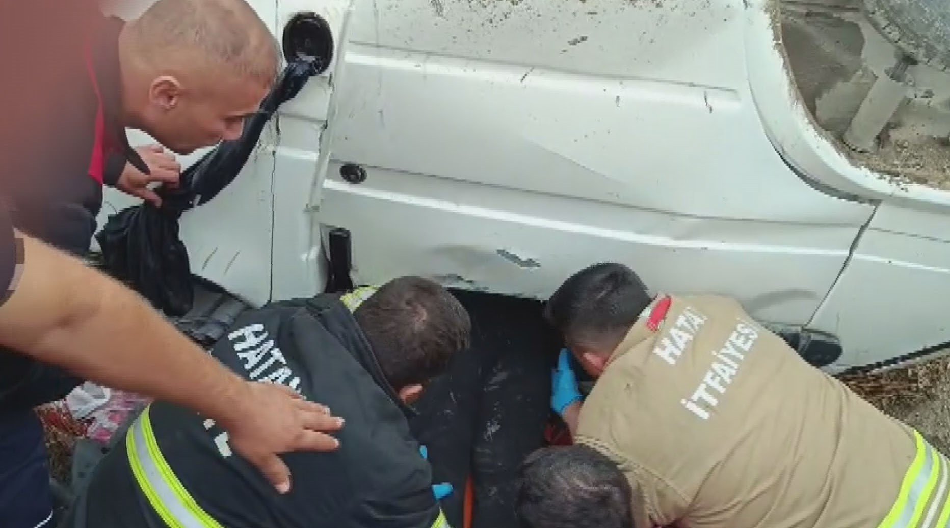 direge carpan minibus ters dondu kurtarmak icin zamanla yaristilar 2 ZknK9ZCV