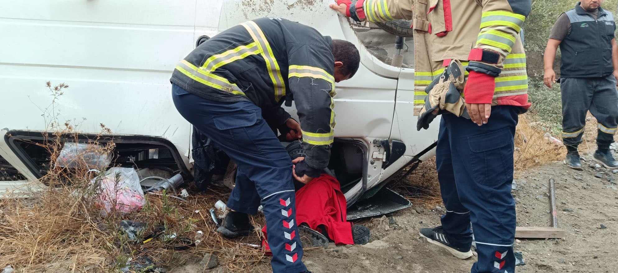 direge carpan minibus ters dondu kurtarmak icin zamanla yaristilar 4 L27uS8H9