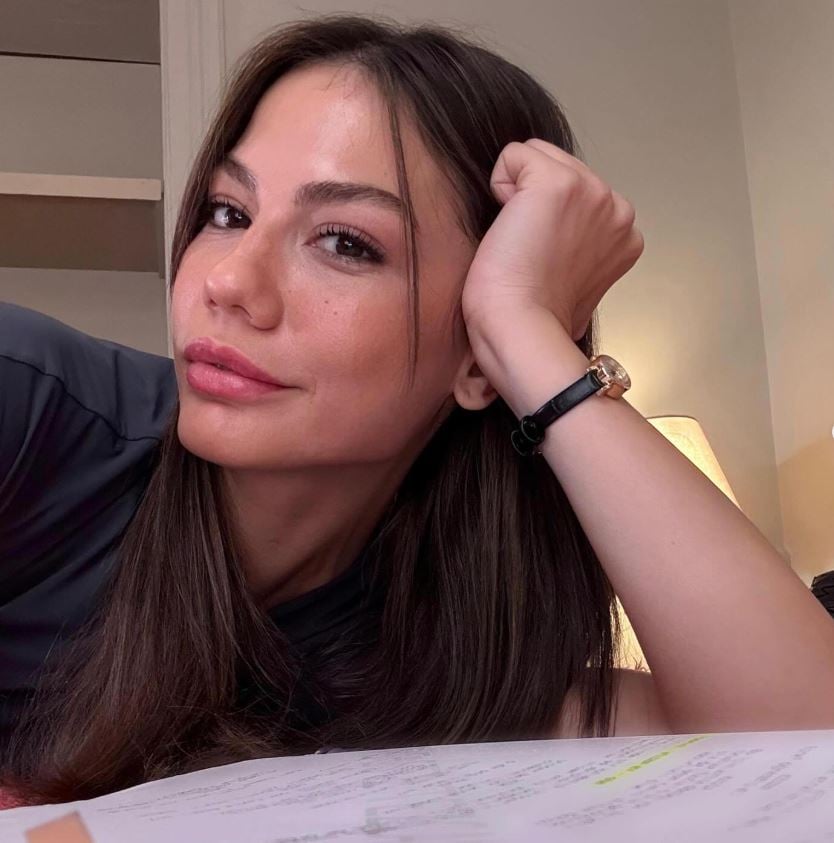 esref ruyanin nisani demet ozdemirden ayna pozu hayranlari bayildi 13 zCLXlkKy