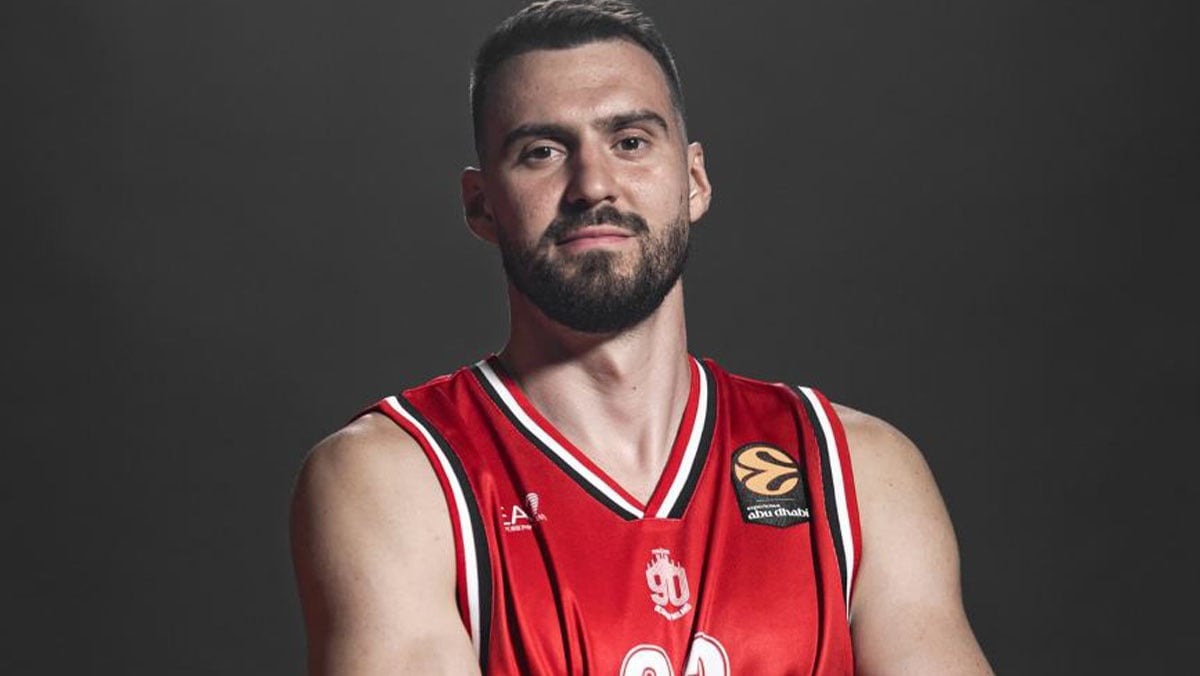 fenerbahceden ayrilan oyuncuyu buyuk ovgu sampiyon gibi sahneye cikti 0 MiT3XXHh