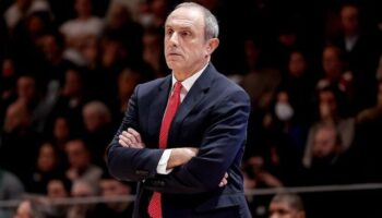 fenerbahceden ayrilan oyuncuyu buyuk ovgu sampiyon gibi sahneye cikti vgQzNnVs