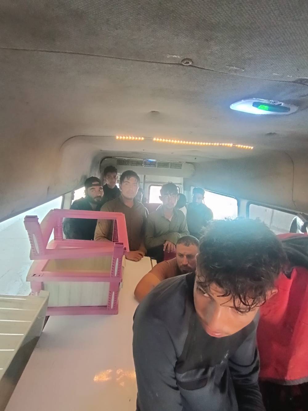 hatayda minibuste 12 kacak yolcu yakalandi 0 tw11wIeK