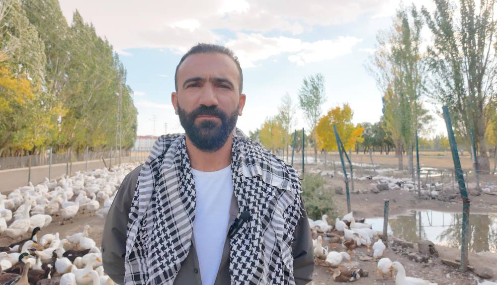 islik sesiyle yuzlerce kanatli hayvani etrafina topluyor 5 1OSJfA4W