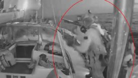 İsrail askerlerinin Sumud Filosu'ndaki bir gemiye baskın anı ortaya çıktı! 4 israil askerlerinin sumud filosundaki bir gemiye baskin ani ortaya cikti 6WVIFaVr