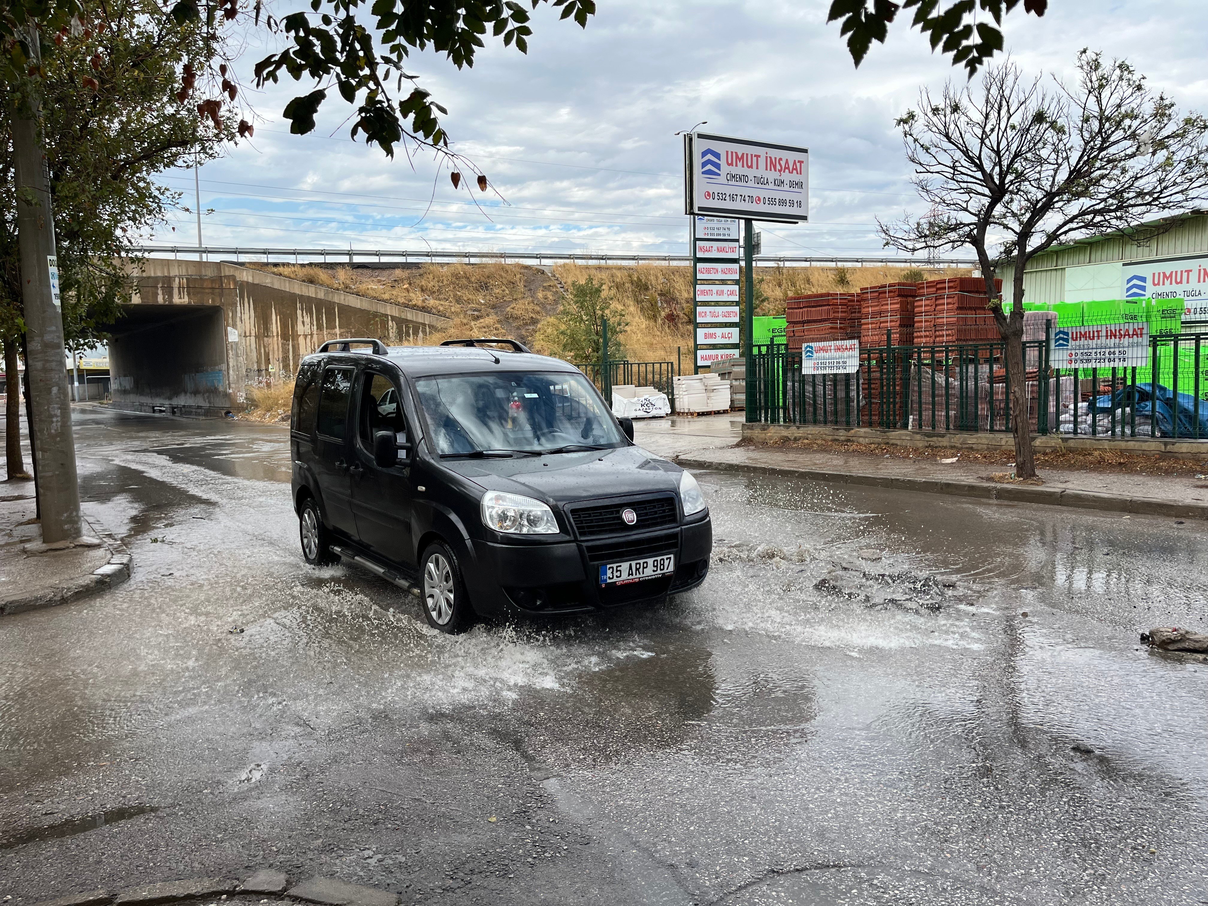 izmirde saganak yagis hayati felc etti cadde ve sokaklar gole dondu 0 lfCRh5HV