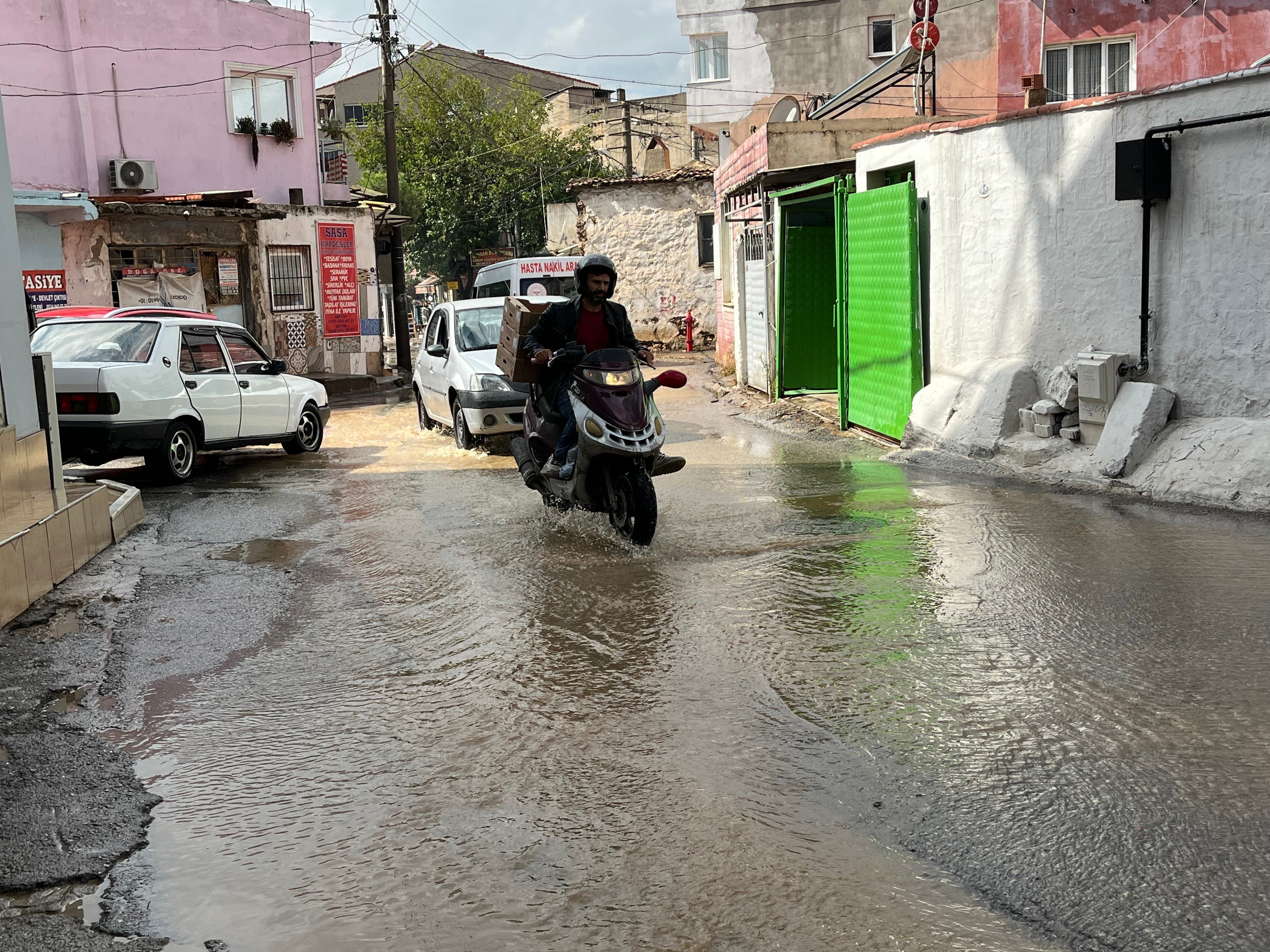 izmirde saganak yagis hayati felc etti cadde ve sokaklar gole dondu 1 9q8zEjUz