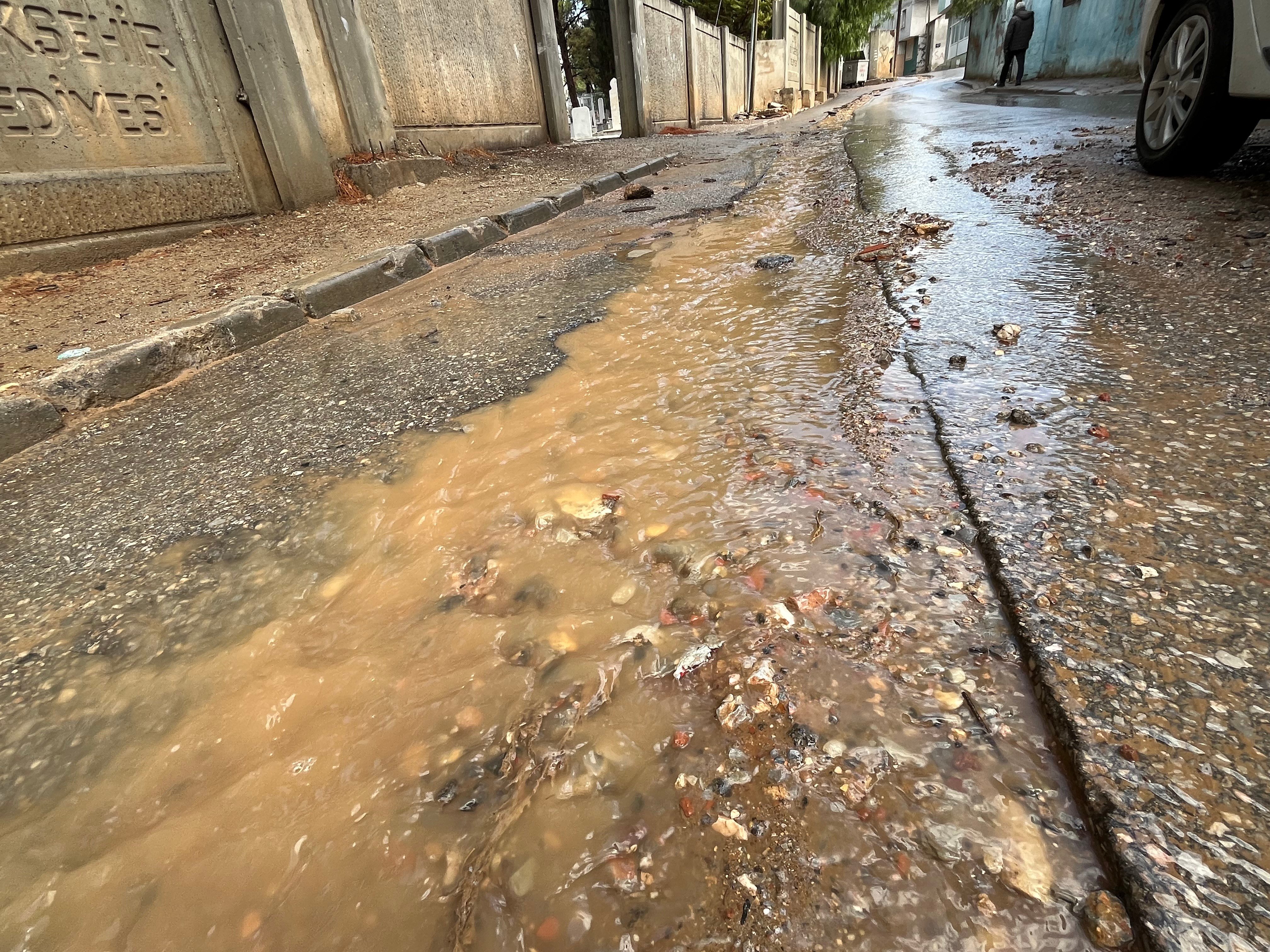 izmirde saganak yagis hayati felc etti cadde ve sokaklar gole dondu 3 gA7HCwVm