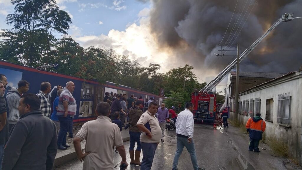 izmirde yangin dumanlar mahalleyi kapladi ekipler seferber oldu hLBDCpxn