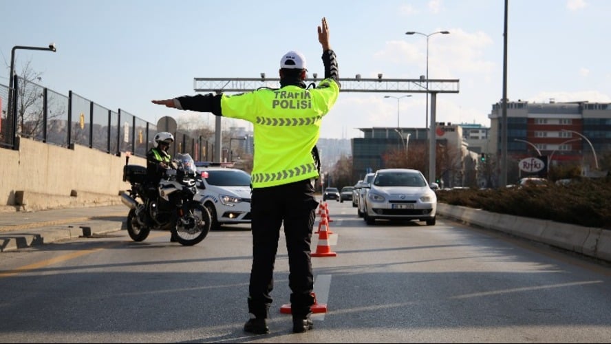 kurallara uymayanin cebi yanacak trafikte yeni donem rekor cezalar ve radar var uygulamasi geliyor