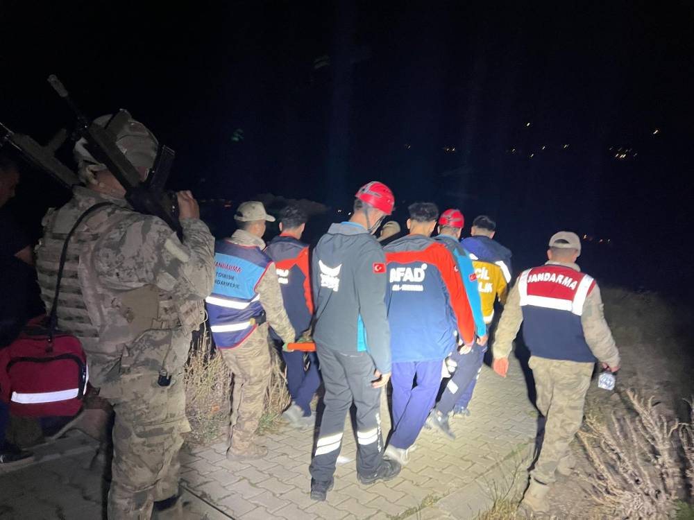 kutsal dagda kayaliklardan dustu ekipler kadini kurtarmak icin seferber oldu 1