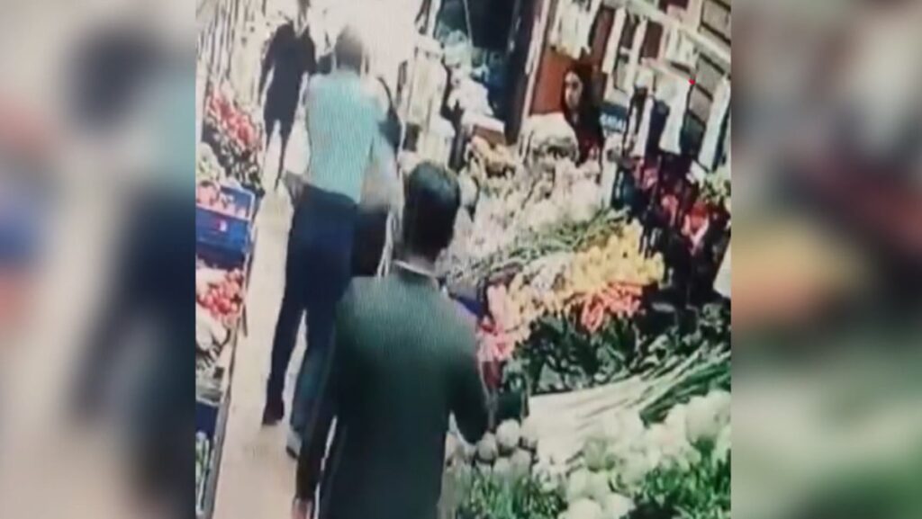 maganda kadini tek yumrukla yere serdi LU1uvCBV