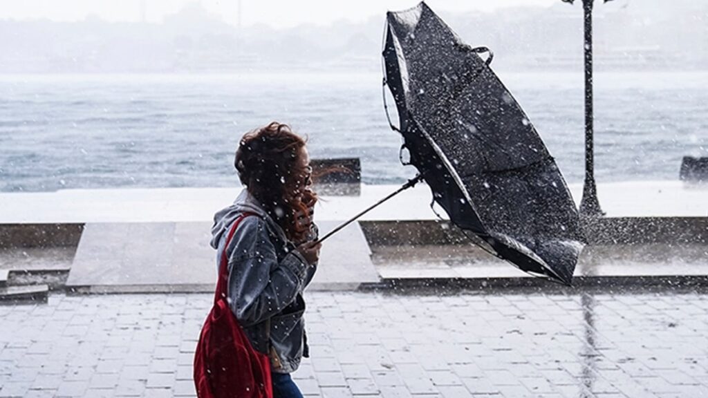 meteoroloji kirmizi kod uyari verdi semsiyesiz sakin disari cikmayin hem firtina hem de saganak msDsNH9X
