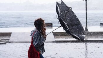 meteoroloji kirmizi kod uyari verdi semsiyesiz sakin disari cikmayin hem firtina hem de saganak msDsNH9X