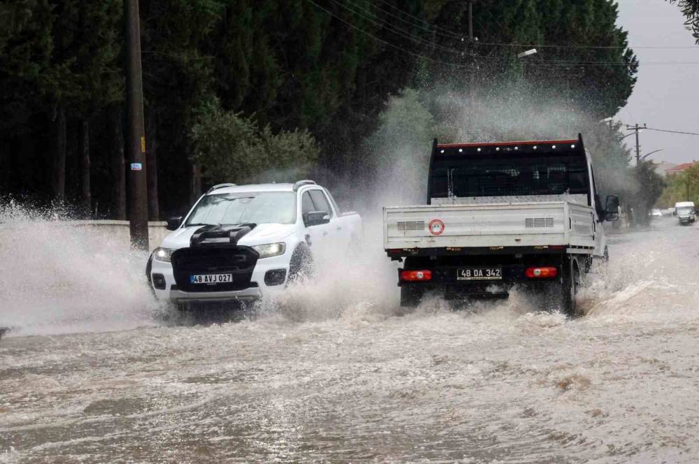 muglada rekor yagis fethiye ve seydikemerde sokaklar sular altinda kaldi 2 iZXWleu6