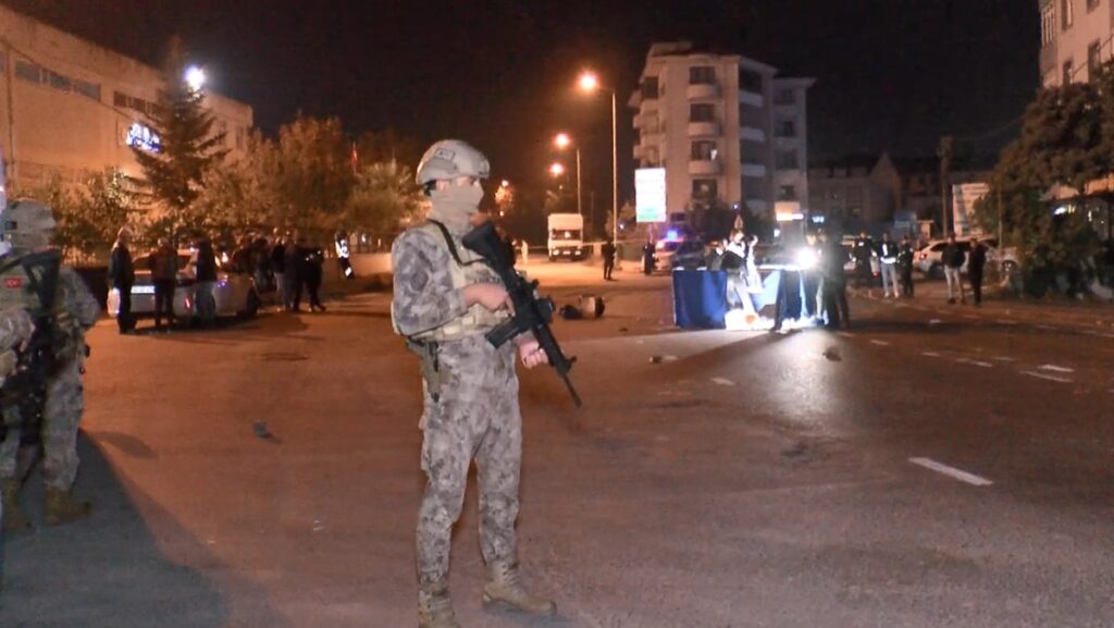 polis yelegi giyen kisi kursun yagmuruna tutuldu istanbulda korkunc cinayet JQEbPwXF