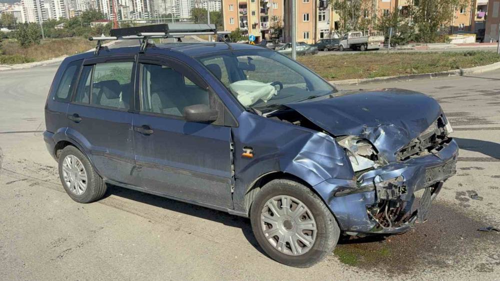 samsunda 2 otomobil carpisti 2 yarali 0