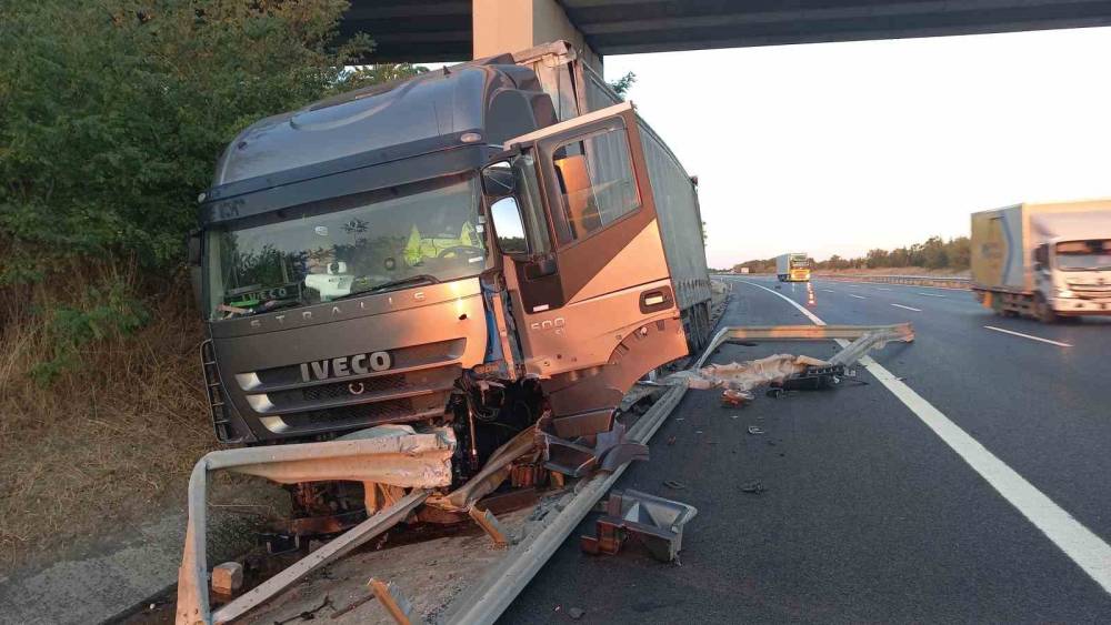 Tır bariyerlere ok gibi saplandı! 1 tir bariyerlere ok gibi saplandi 0 DvI36HnK