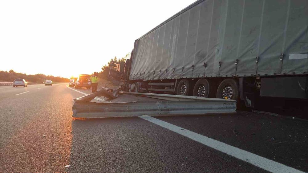 Tır bariyerlere ok gibi saplandı! 2 tir bariyerlere ok gibi saplandi 1 XyPZ67As