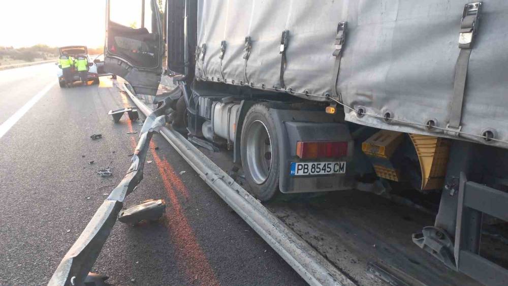 Tır bariyerlere ok gibi saplandı! 3 tir bariyerlere ok gibi saplandi 2