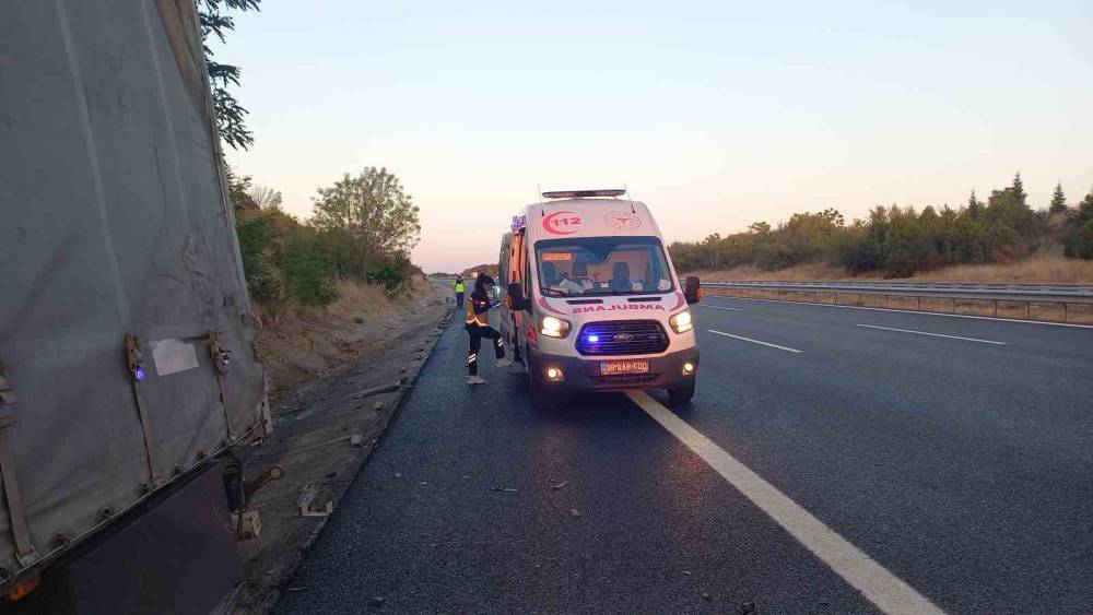 Tır bariyerlere ok gibi saplandı! 4 tir bariyerlere ok gibi saplandi 3 RkMjgXX3