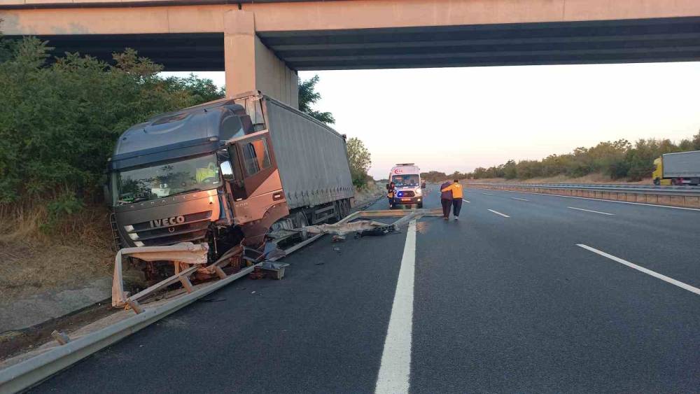 Tır bariyerlere ok gibi saplandı! 5 tir bariyerlere ok gibi saplandi 4 fij5JSu2