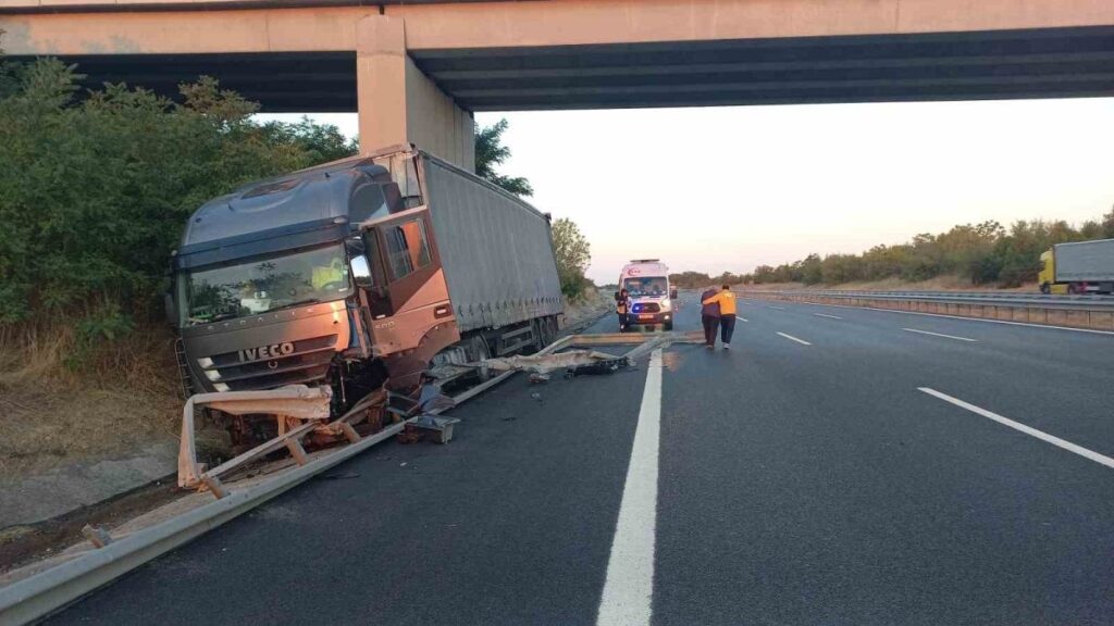 tir bariyerlere ok gibi saplandi lqFSFYdb