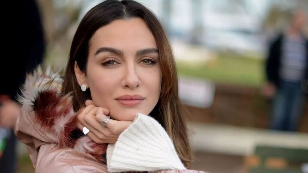 unlu oyuncu birce akalay yikildi halasini genc yasta kaybetti EjILc2gR