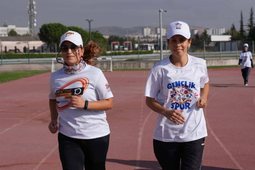 yuzlerce genc saglikli yasam icin spor yapti 0 jD5K41VR